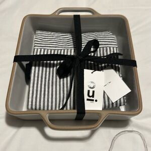 Square ceramic pan & apron NWT